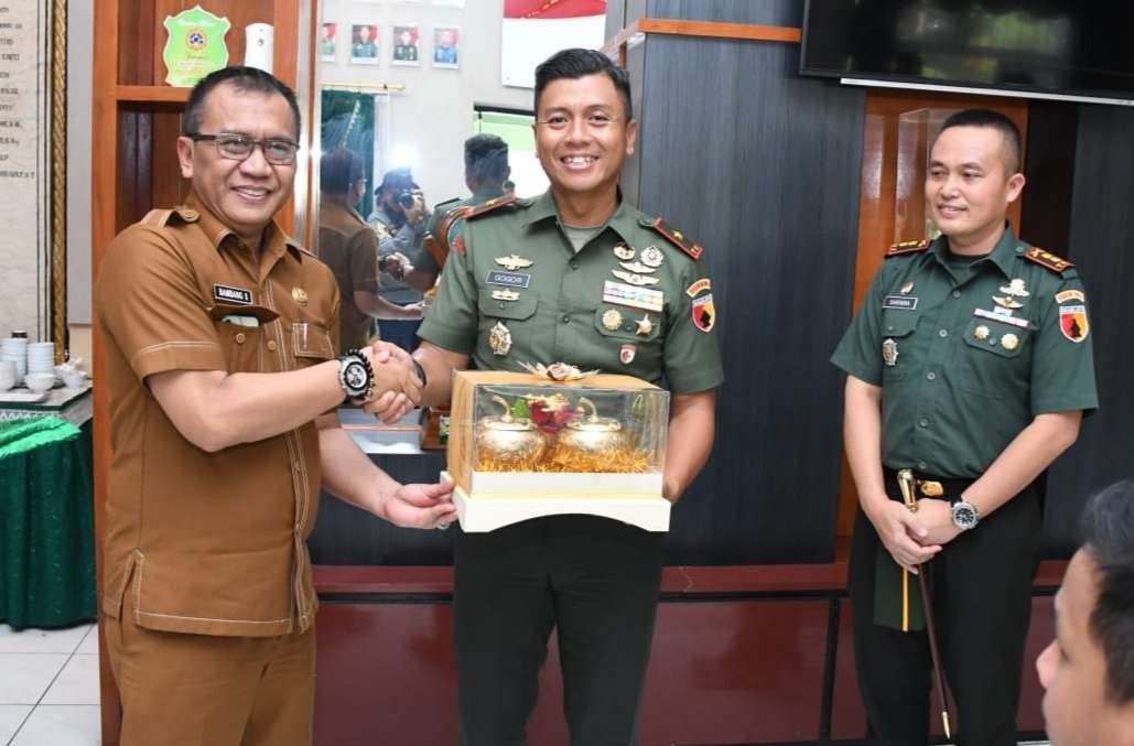 Danrem 083 Malang Brigjen TNI Gogor mendapat cendera mata dari Sekda Bambang Sukwanto saat berpamitan di Kodim 0822 Bondowoso.(Foto: Guido/Ngopibareng.id)