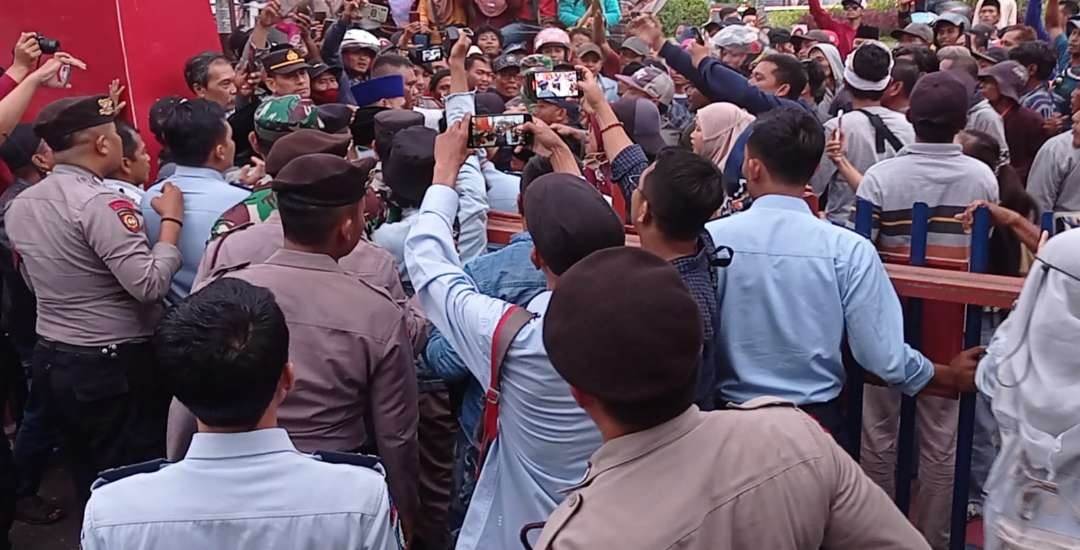 Ratusan pendukung menyambut Kades mereka yang dikeluarkan dari ruang tahanan Lapas Kelas IIA Jember (Foto: Rusdi/Ngopibareng.id)