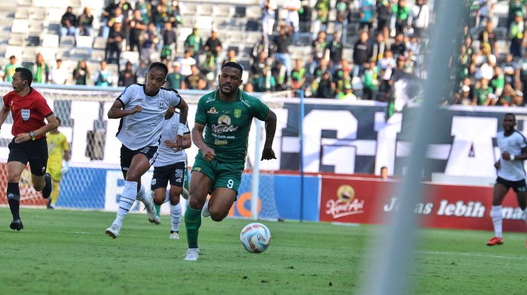 Ketajaman Paulo Victor di lini depan Persebaya masih dinantikan. (Foto: Fariz Yarbo/Ngopibareng.id)