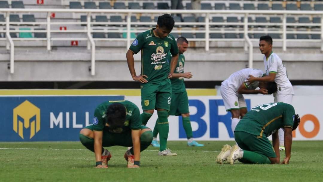 Pemain Persebaya tertunduk usai kalah dari Persikabo. (Foto: Fariz Yarbo/Ngopibareng.id)