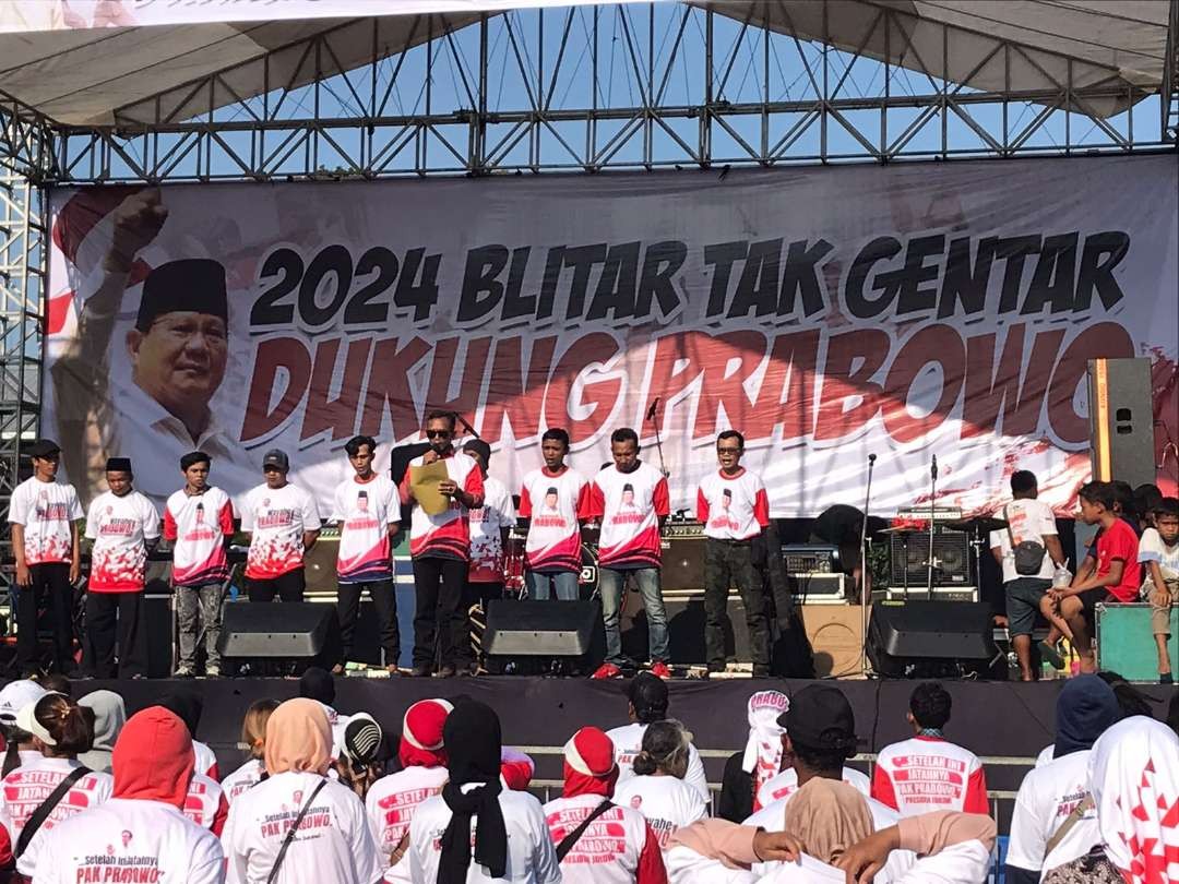 Relawan Khofifah Indar Parawansa di Kabupaten Blitar menggelar deklarasi dukungan Prabowo Subiyanto sebagai capres, digelar di lapangan Tlogo Kecamatan Kanigoro, Kabupaten Blitar Selasa 8 Agustus 2023. (Foto: Choirul Anam/Ngopibareng.id)