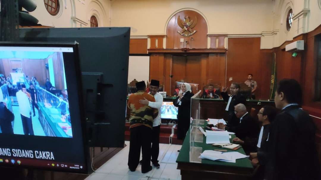 Terdakwa, Samanhudi Anwar (putih) berpelukan dengan Walikota Blitar Santoso dalam persidangan di PN Surabaya, Selasa 8 Agustus 2023. (Foto: Tangkapan Layar)