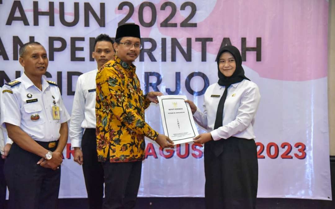 Bupati Sidoarjo menyerahkan secara simbolis SK ASN PPPK kepada guru. (Foto: Aini Arifin/Ngopibareng.id)