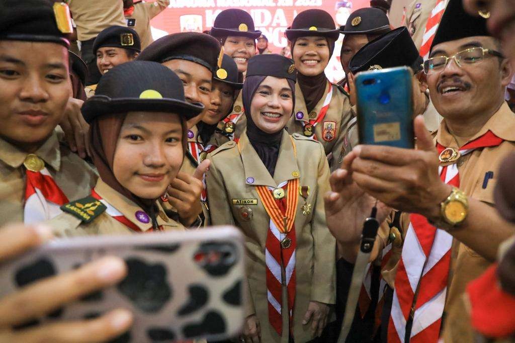 Ketua Kwartir Daerah Jawa Tengah, Siti Atikoh Ganjar Pranowo (tengah) berterima kasih kepada PCI NU Korsel jamin makanan peserta Jambore halal. (Foto: Humas Pemprov Jateng)