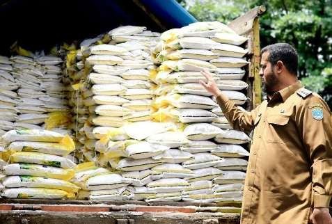 Walikota Probolinggo, Habib Hadi Zainal Abidin saat mengecek beras Bulog untuk operasi pasar, beberapa waktu lalu. (Foto: Ikhsan Mahmudi/Ngopibareng.id)