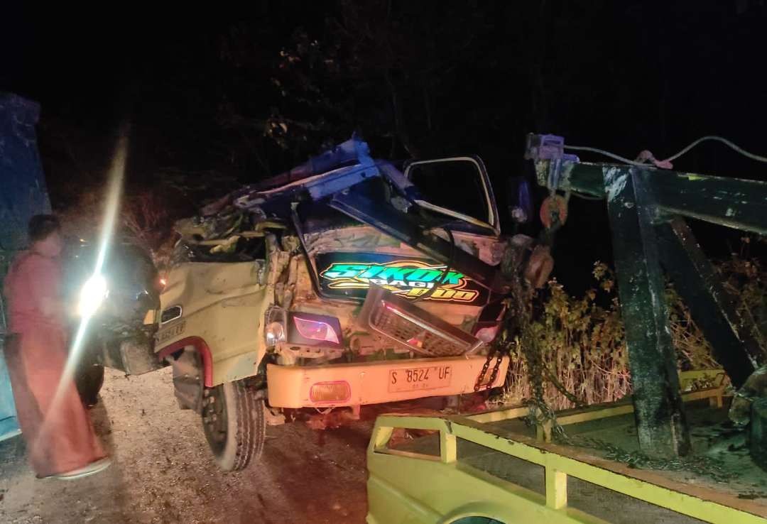 Kondisi truk engkel yang ringsek saat dievakuasi. (Foto: Dokumentasi Polres Tuban)