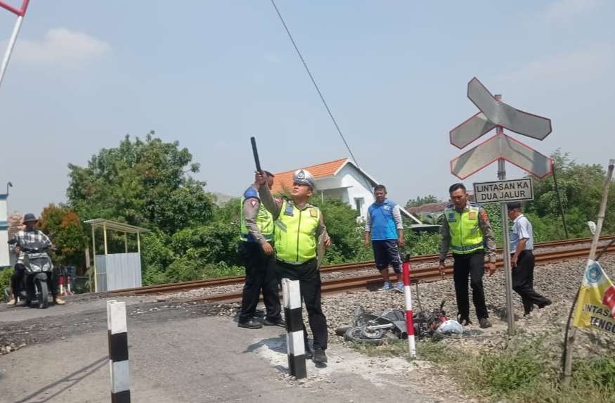 Kondisi motor korban yang hancur akibat ditabrak.kereta api di Lamongan. (Foto: Istimewa)