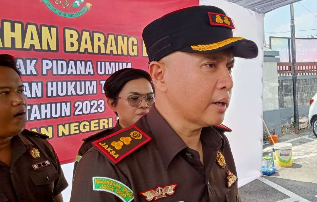 Kepala Kejaksaan Negeri Tuban, Armen Wijaya usai pemusnahan barang bukti tindak pidana umum yang telah memiliki kekuatan hukum tetap (Foto: Khoirul Huda/Ngopibareng.id)