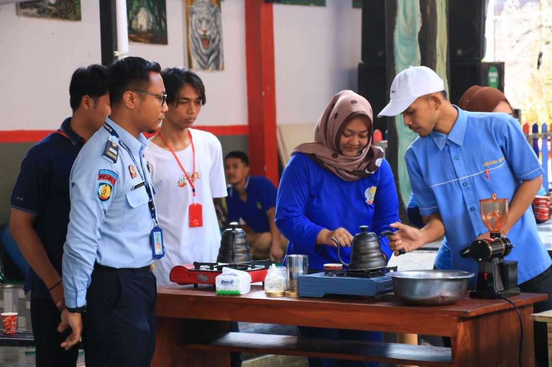 Pelatihan barista yang dilakukan di Lapas Banyuwangi kepada warga binaan pemasyarakatan (Foto: istimewa)