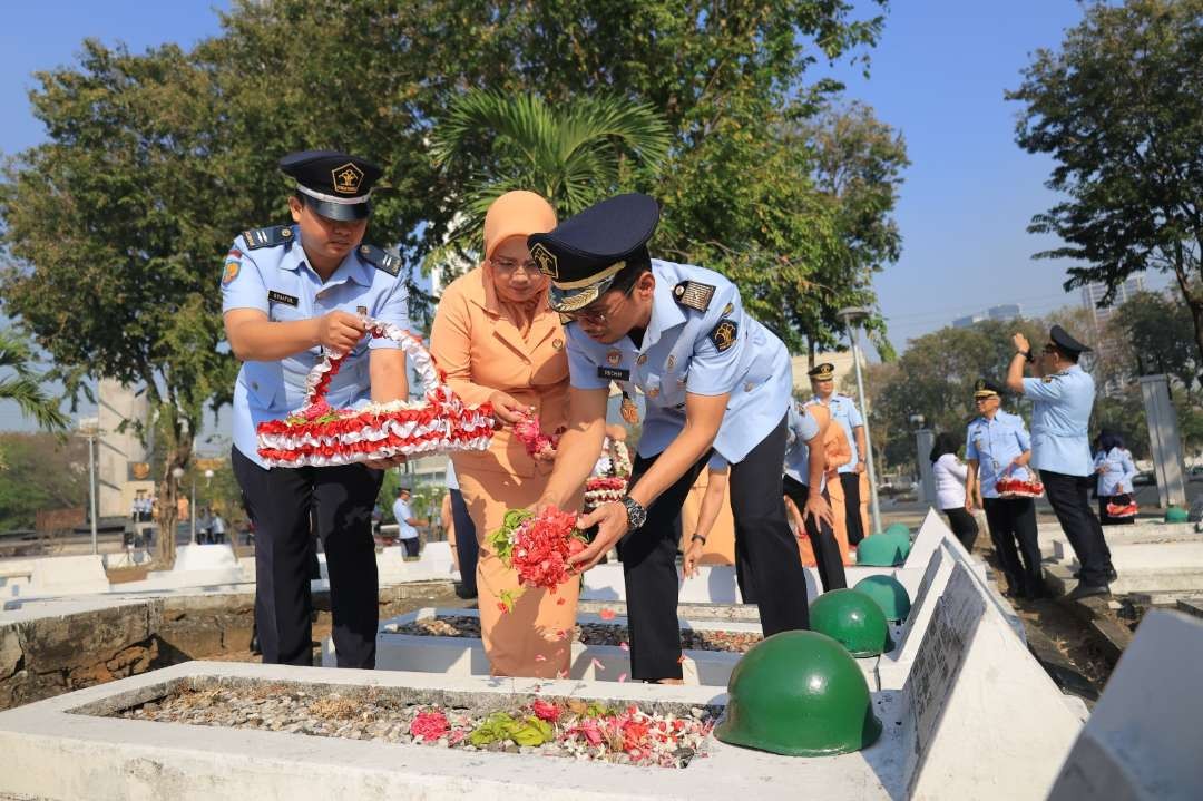 Plh. Kakanwil Kemenkumham Jatim, Saefur Rochim saat tabur bunga di Makam Pahlawan Sepuluh Nopember Surabaya hari Rabu 9 Agustus 2023.(Foto: humas Kemenkumham Jatim)