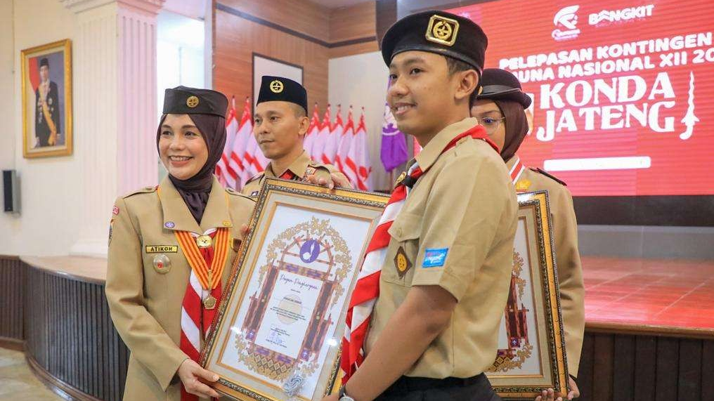 Ketua Kwartir Daerah Jawa Tengah, Siti Atikoh Ganjar Pranowo, melepas kontingen Jawa Tengah ke Raimuna Nasional (Rainas) XII tahun 2023, di Wisma Perdamaian, Rabu 9 Agustus 2023. (Foto: Humas Pemprov Jateng)