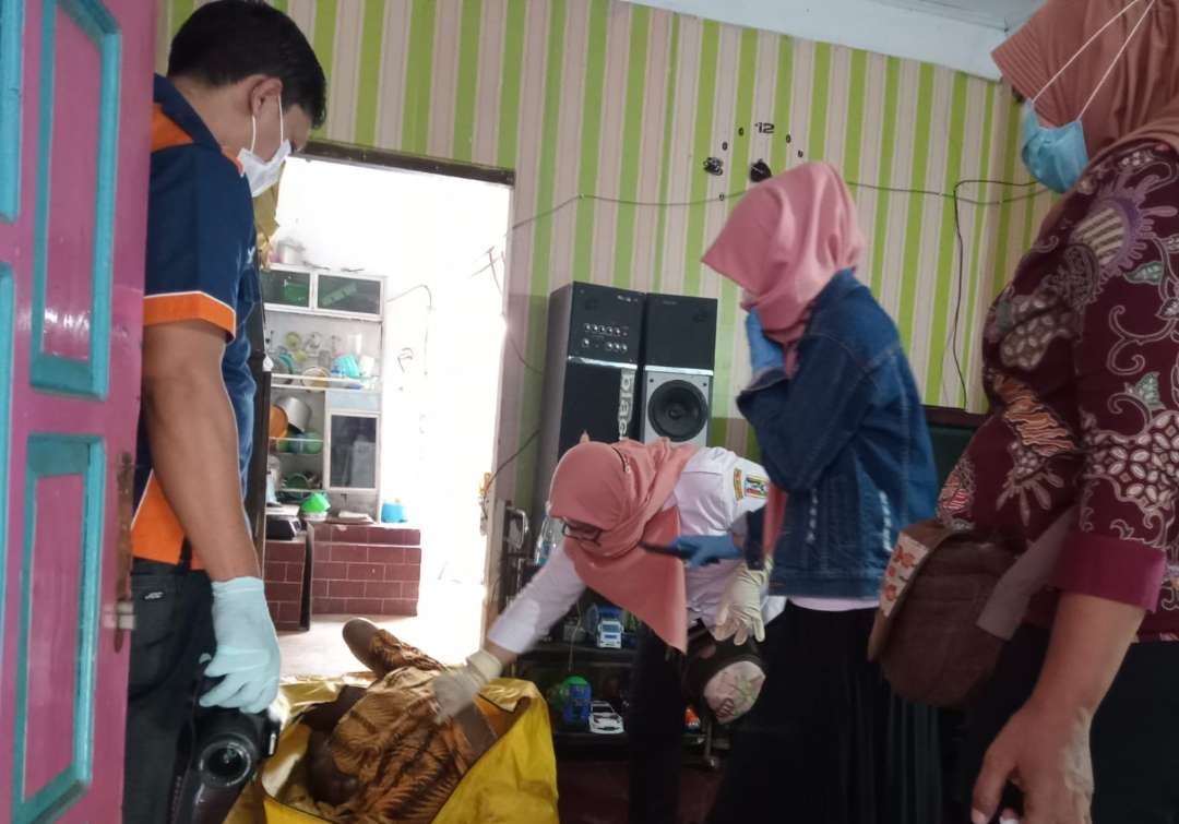 Tim medis saat melakukan pemeriksaan terhadap jasad korban. (Foto: Dokumentasi Polsek Tuban)