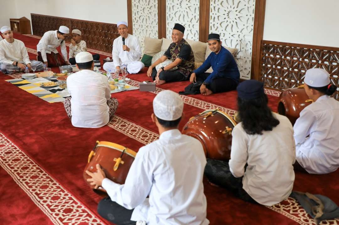 Gubernur Jawa Tengah Ganjar Pranowo mendapat suguhan istimewa saat sowan ke kediaman Habib Novel bin Muhammad Alaydrus atau Habib Novel Alaydrus, di Majelis Ar-Raudhah, Surakarta, Selasa 8 Agustus 2023. (Foto: istimewa)