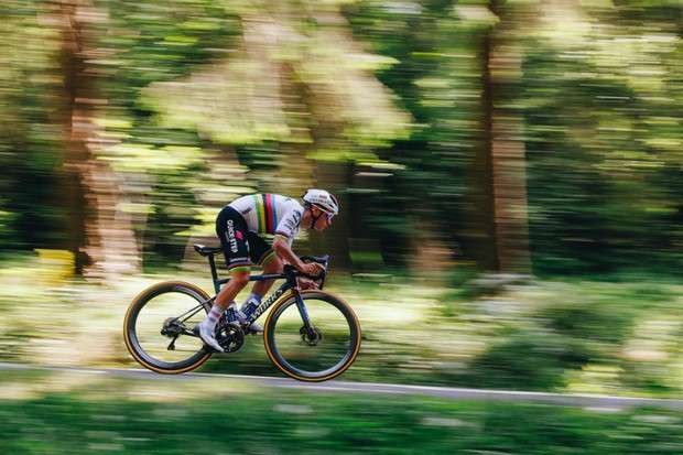 Remco Evenepoel menggunakan Specialized Tarmac SL8 untuk menyelesaikan UCI Cycling World Championship di Glasgow, Skotlandia.