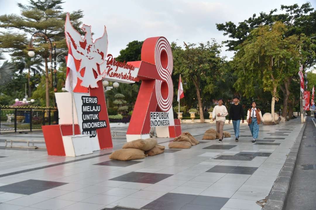 Ilustrasi ornamen HUT RI Balai Kota Surabaya. (Foto: Humas Pemkot Surabaya)