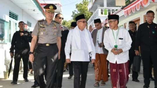 Wakil Presiden (Wapres) Ma'ruf Amin bersilaturahmi dengan Dewan Pengasuh Pondok Pesantren (Ponpes) Annuqayah dan para ulama se-Kabupaten Sumenep di Ponpes Annuqayah. (Foto: Setwapres)