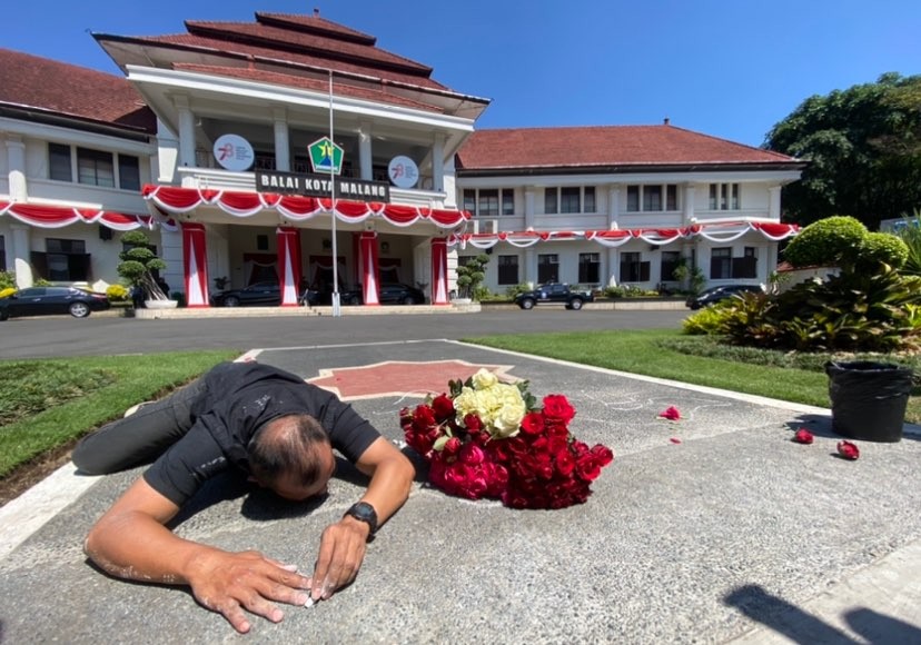 Aksi teatrikal dari Malang Performance Art Community untuk mengenang 135 korban Tragedi Kanjuruhan di depan Balai Kota Malang. (Foto: Lalu Theo/Ngopibareng.id)