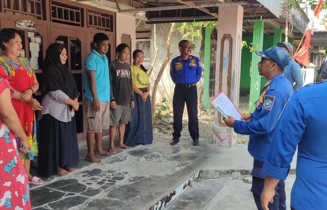 Petugas Damkar sebelum menangkap ular kobra di sebuah rumah di Dusun Ringin, Desa Tlogorejo, Kecamatan Sukodadi, Lamongan. (Foto :Istimewa)