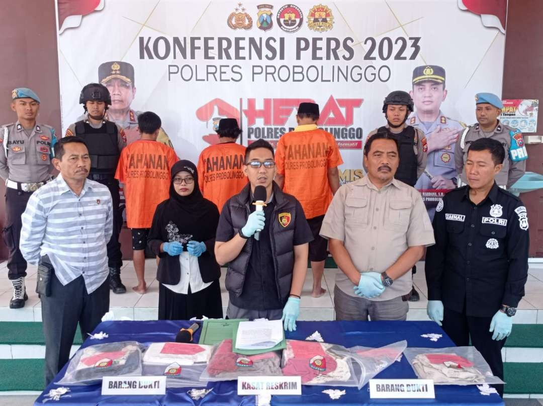 Polres Probolinggo saat mengekspos tiga pelaku pemerkosaan terhadap anak di bawah umur. (Foto: Ikhsan Mahmudi/Ngopibareng.id)