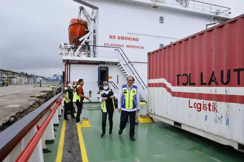 Kapal tol laut saat sandar di dermaga Pelabuhan Makasar, Sulawesi Selatan. (Foto: dok. bumntrack)