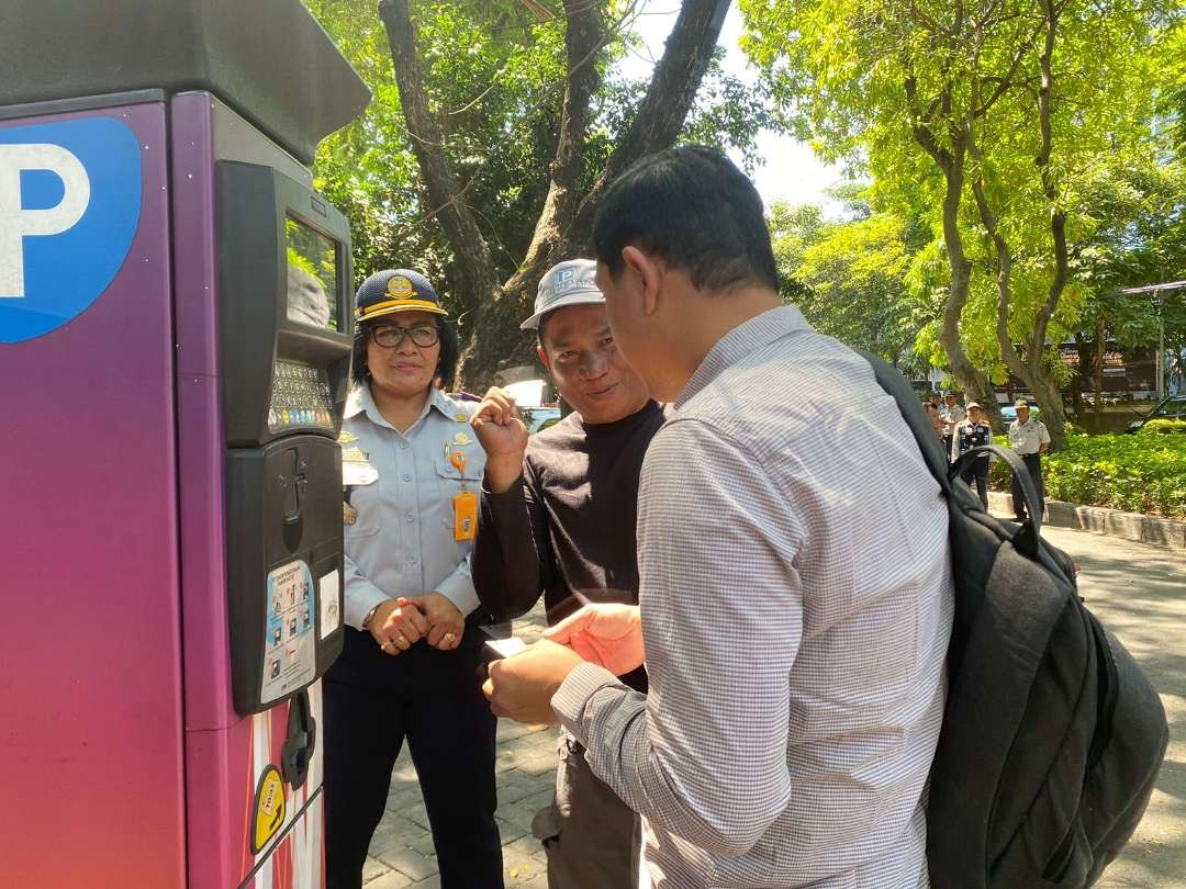 Ilustrasi pembayaran parkir meteran menggunakan cashless di Surabaya. (Foto: Pita Sari/Ngopibareng.id).