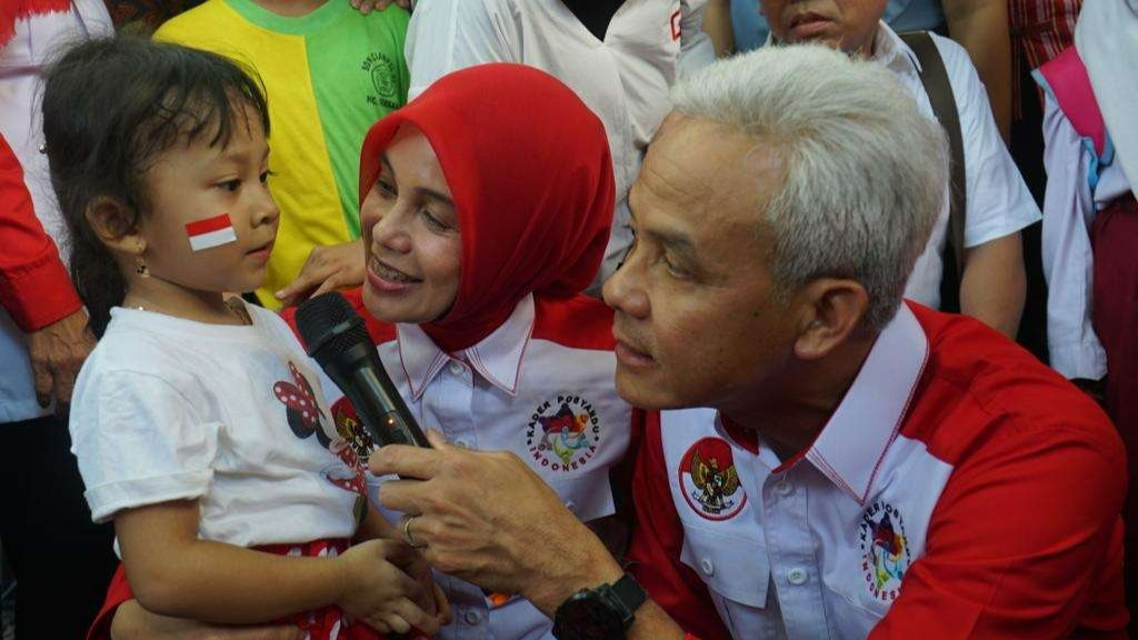 Gubernur Jawa Tengah Ganjar Pranowo bersama istri Siti Atikoh saat menyapa anak-anak di Desa Ciampel, Brebes. (Foto: Humas Pemprov Jateng)