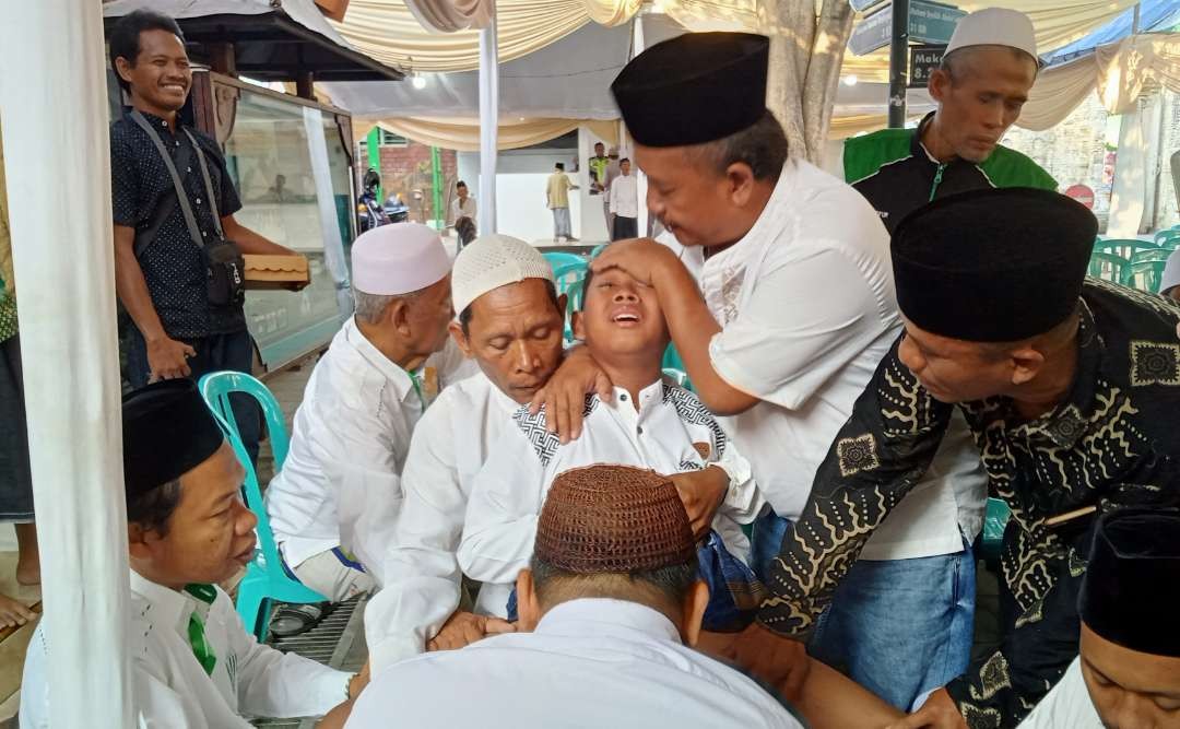 Peserta khitan massal dalam rangka haul Sunan Bonang saat sedang dikhitan oleh petugas (calak) (Khoirul Huda/Ngopibareng.id)