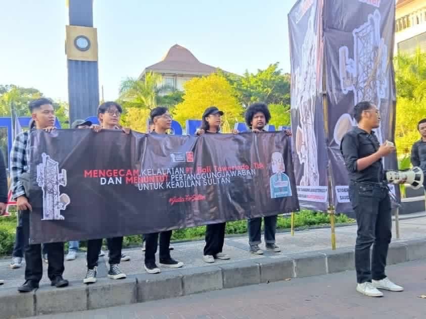 Massa aksi dari Amarah Brawijaya di Bundaran Tugu Universitas Brawijaya, Malang, Jawa Timur (Foto: Lalu Theo/Ngopibareng.id)