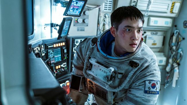 D.O EXO berperan sebagai astronot di film The Moon. (Foto: Instagram)