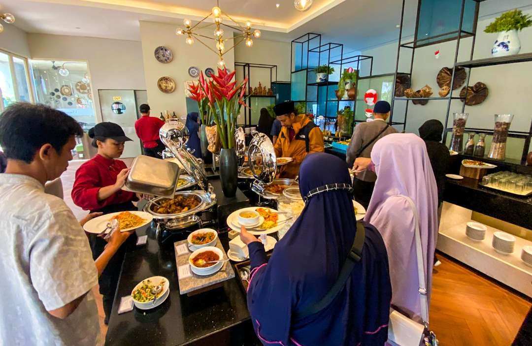 Suasana BaReLo resto di Sidoarjo diserbu pengunjung. (Foto: Aini Arifin/Ngopibareng.id)