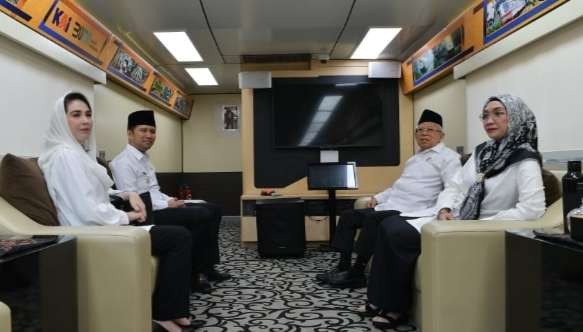 Wapres KH Ma'ruf Amin bersama ibu Wury serta Wakil Gubernur Jatim  Emil Dardak dalam perjalanan ke Tuban dengan naik kereta api dari Stasiun Pasar Turi. (Foto; Setwapres)