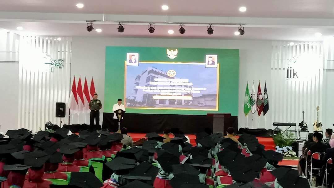 Wapres Ma'ruf Amin memberikan sambutan dalam pembekalan wisuda di IIKNU Tuban (Foto: Khoirul Huda/Ngopibareng.id)