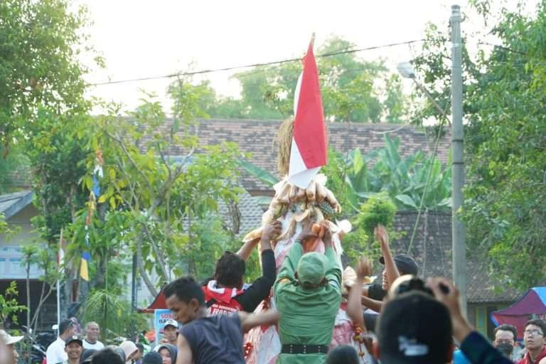 Kirab Dongkrek yang digelar dalam rangka sedekah bumi di Desa/Kecamatan Mejayan, Kabupaten Madiun, pada Minggu 6 Agustus 2023. (Foto: dok. madiunkab)