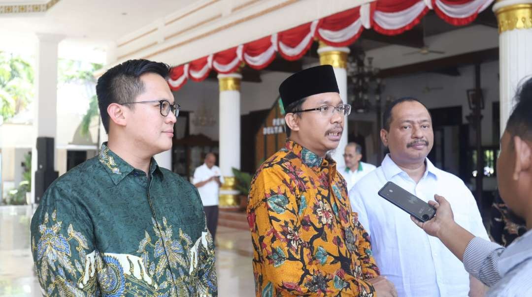 Bupati Sidoarjo Ahmad Muhdlor Ali (tengah) didampingi Ketua KONI Jatim (kanan) dan Ketua PB Porprov H.M. Ali Afandi Mahmud Mattalitti. (Foto: Fariz Yarbo/Ngopibareng.id)