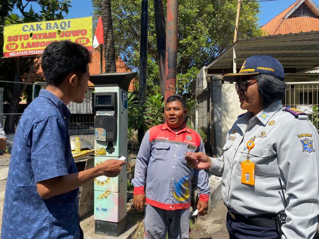 Sosialisasi gerakan meminta karcis yang dilakukan Dishub Kota Surabaya di Taman Bungkul. (Foto: Pita Sari/Ngopibareng.id)