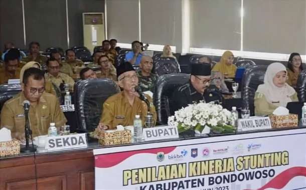 Bupati Bondowoso Salwa Arifin bersama Wabup Irwan Bachtiar, Sekdakab Bambang Sukwanto, dan Kadinsos P3AKB Anisatul Hamidah saat penilaian kinerja stunting secara virtual oleh Kemendagri RI.(Foto:Guido/Ngopibareng.id)