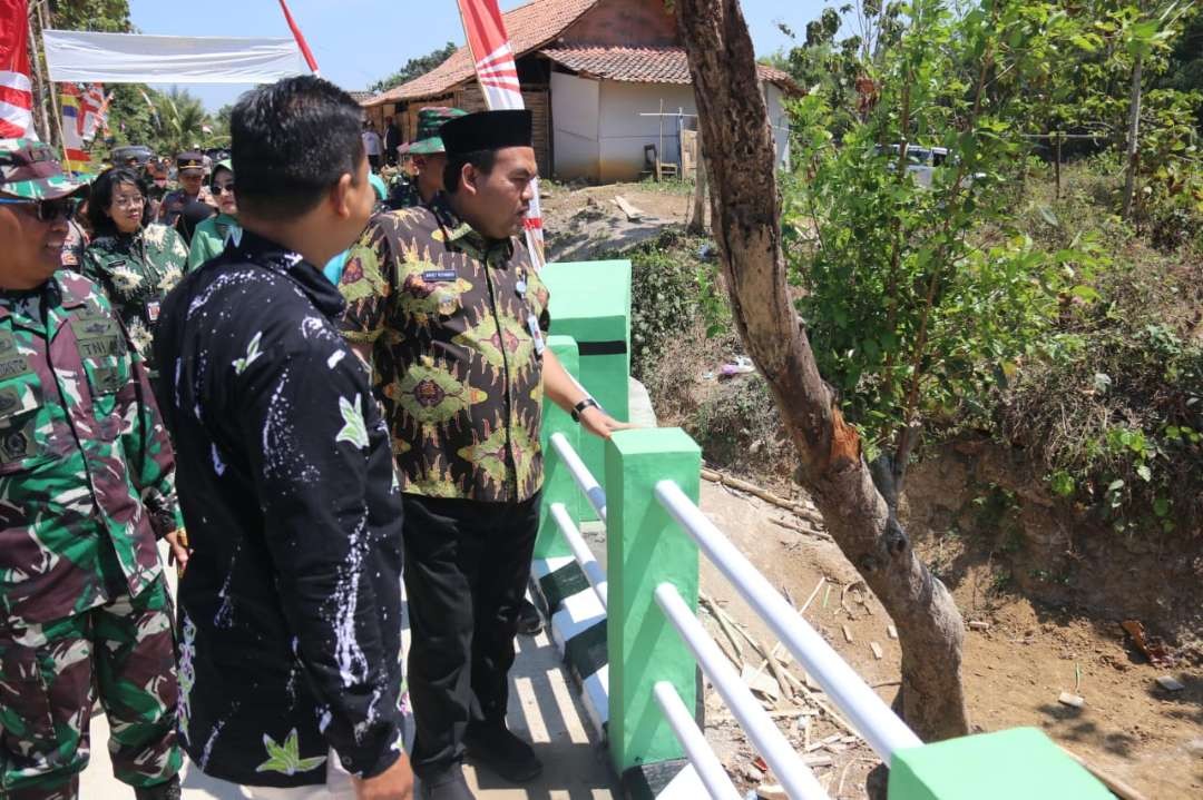 Bupati Blora, Arief Rohmad saat meninjau jembatan. (Foto: Humas Pemkab Blora)