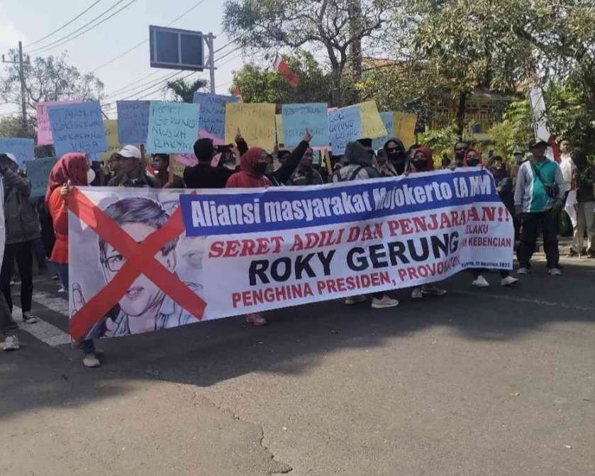 Massa berjalan menuju Kantor Pemkab Mojokerto. (Foto: Deni Lukmantara/Ngopibareng)