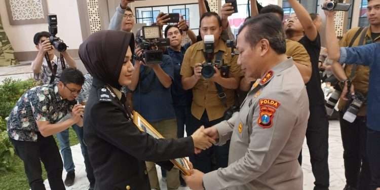 Briptu Tiara Nissa Zulbida anggota Ditreskrimsus Polda Jatim saat menerima penghargaan dari Kapolda Jatim, Irjen Toni Harmanto. (Foto: Istimewa)