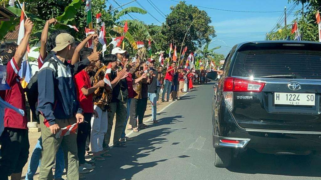 Persis seperti menunggu karnaval, setiap kali rombongan Ganjar melintas, ribuan orang memanggil nama Gubernur Jateng dua periode ini. Demikian juga warga Cilacap, yang antusias mnyambut kedatangan Ganjar Pranowo, pada Kamis 10 Agustus 2023. (Foto: istimewa)