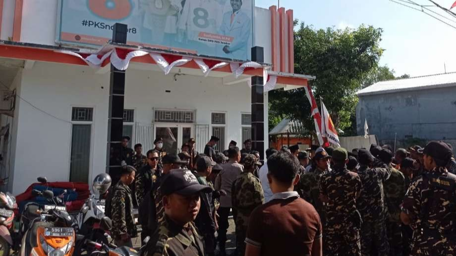 Puluhan Banser Jember saat mendatangi Kantor PKS Jember terkait baliho bacaleg PKS catut logo NU (Foto: Rusdi/Ngopibareng.id)