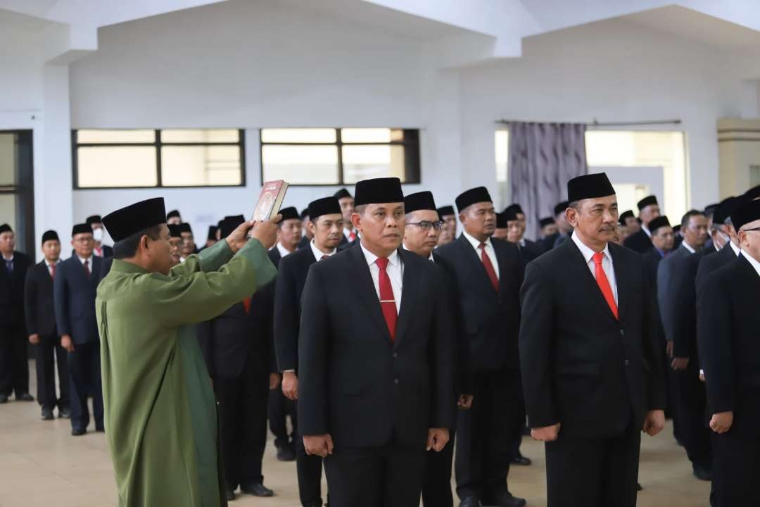 Prosesi pengambilan sumpah dalam mutasi besar-besaran di Pemkab Jember (Foto: Dok Diskominfo Jember)