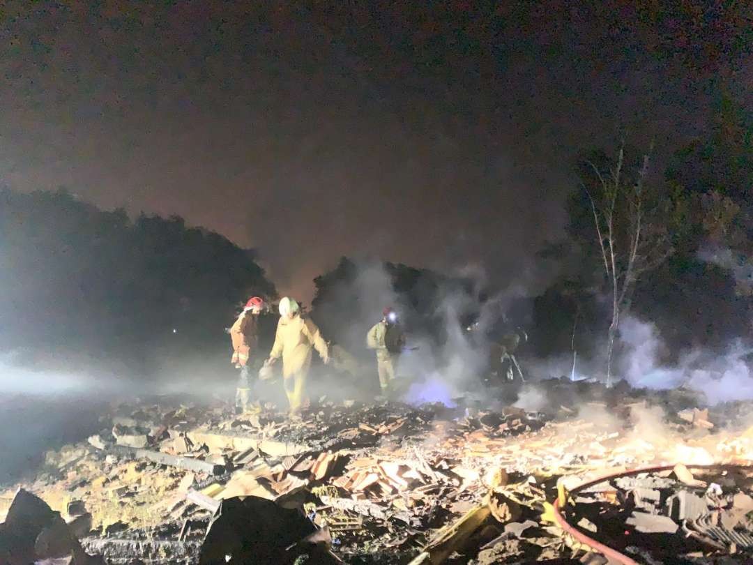 Petugas Damkar Bojonegoro yang berada di lokasi tiga rumah terbakar di Dusun Wengker, Desa Tanggir, Kecamatan Malo, Kabupaten Bojonegoro, pada Kami 10 Agustus 2023, malam. (Foto: dok. damkar bojonegoro)