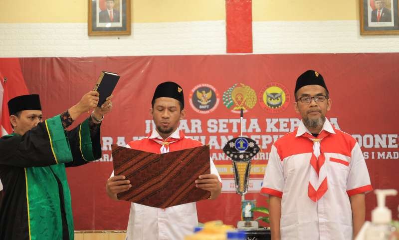 Dua napiter jebolan JAD dari Lapas Madiun mengucapkan ikrar setia kepada NKRI di Madiun. (Foto: Dok Kemenkumham)