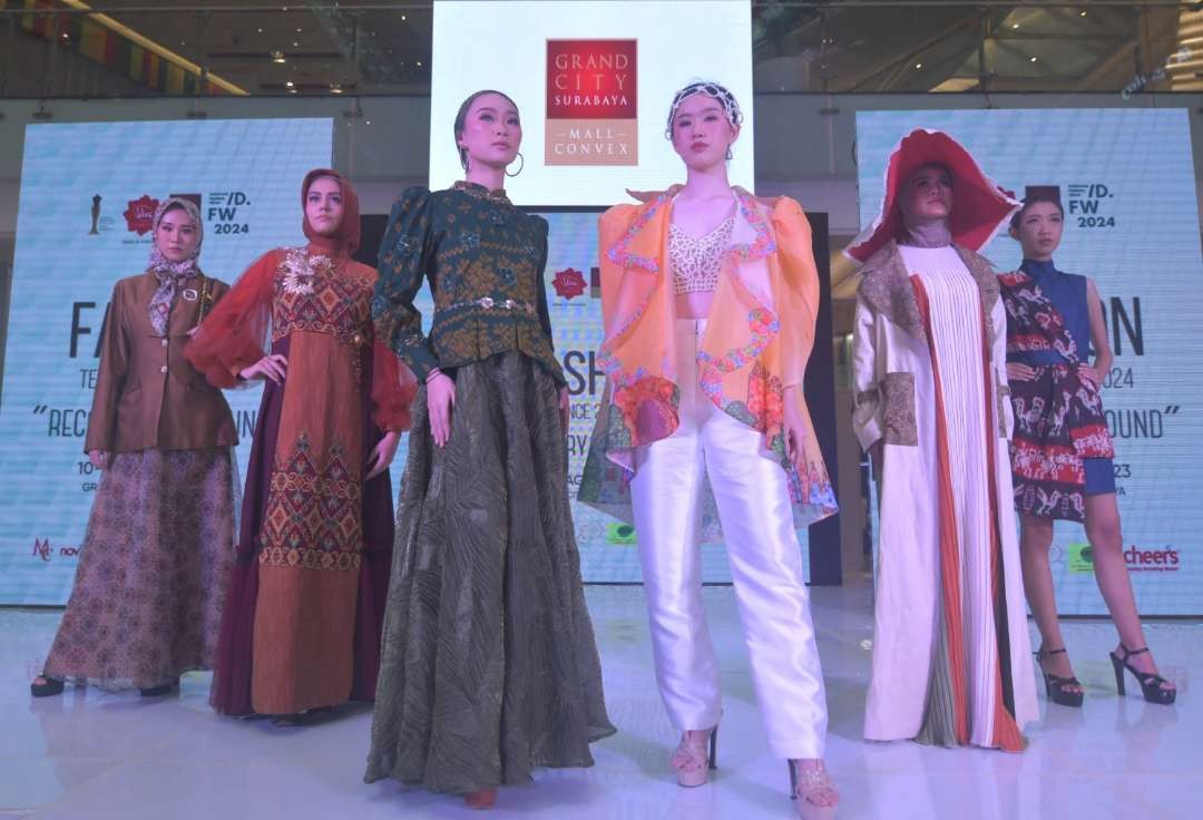 Tren busana 2024 didominasi warna-warna cerah dihadirkan dalam gelaran fashion show  APPMI Jawa Timur. (Foto: Pita Sari/Ngopibareng.id)