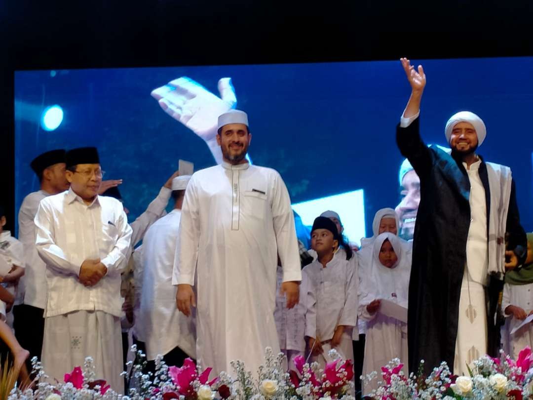 Walikota Probolinggo Habib Hadi Zainal Abidin (tengah) bersama Habib Syech bin Abdul Qadir Assegaf (kanan) dan Asisten Administrasi Umum Pemprov Jatim Akhmad Jazuli. (Foto: Ikhsan Mahmudi/Ngopibareng.id)