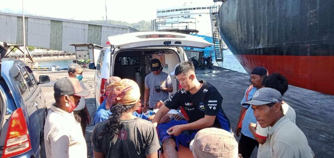 Petugas mengevakuasi korban ke rumah sakit beberapa saat setelah kejadian. (Foto: Istimewa)