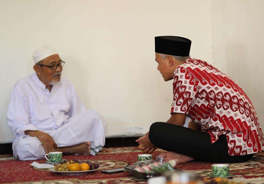 Gubernur Jawa Tengah, Ganjar Pranowo sowan ke sejumlah ulama saat kunjungan kerja di Cilacap, Jumat 11 Agustus 2023. Yaitu ke kediaman pengasuh Ponpes Al Ihya' Ulumaddin, KH Imdadurrohman Al Ubudi. Juga pengasuh Ponpes Miftahul Huda, KH Su'ada Adzkiya.(Foto: istimewa)