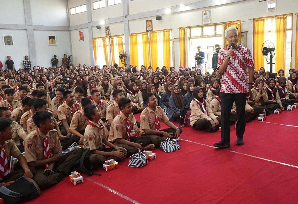 Antusias. Ratusan pelajar SMA dan SMK  menyimpak Gubernur Ganjar Pranowo yang  memberi motivasi dan pembelajaran di Kabupaten Cilacap berkumpul di SMK Negeri 1 Binangun, Jumat 11 Agustus 2023 siang.(Foto: istimewa)