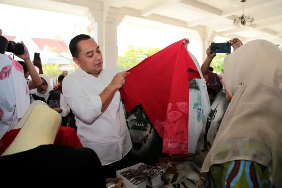 Walikota Surabaya Eri Cahyadi saat mengunjungi Bazar UMKM binaan Bank Perkreditan Rakyat Surya Artha Utama (BPR SAU) di Balai Pemuda, Kota Surabaya. (Foto: Dok Kominfo Surabaya)